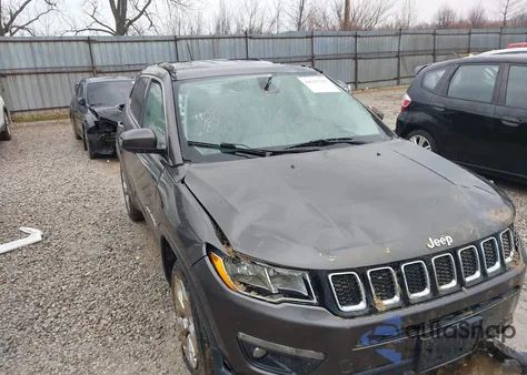 2018 Jeep Compass Latitude 4X4 z USA, uszkodzony, nr VIN 3C4NJDBB8JT162746